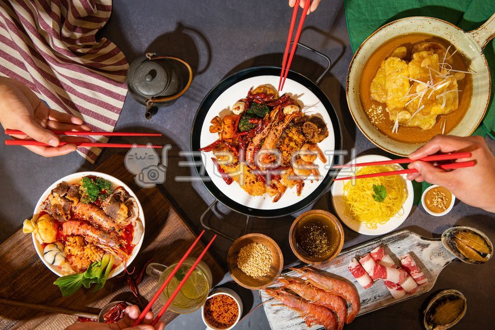 마라상궈,마라탕,탕수육,훠궈,요리,음식,테이블,손,볶음요리,매운,마라,새우,버섯,브로컬리,야채,고추가루,고수,흰접시,그릇,plate,food,젓가락,고추,소스,플레이팅,빈티지,배경,목업,메뉴,중식,중국요리