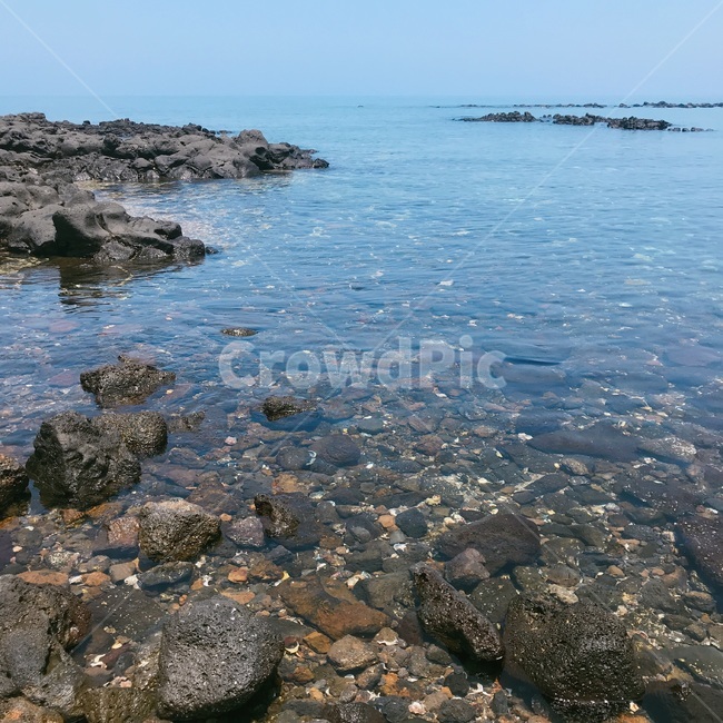 nature,자연,outdoors,옥외,water,물,shoreline,해안선,제주도,jejuisland,관광,풍경,landscape,해변,beach,관광명소,touristattraction,색깔,색상,색감,color,바다,sea,여름,계절,summer,season,우도,promontory,곶,바위,자갈