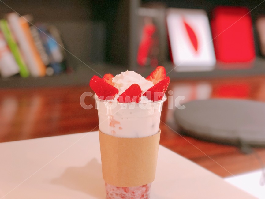 딸기,딸기우유,음료,과일,민트,허브,차,우유,생크림,크림,음료수,drink,beverage