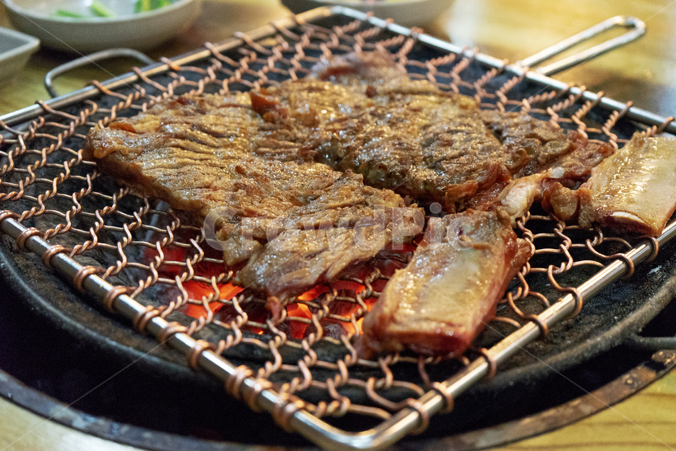 돼지갈비,돼지고기,왕갈비,숯불구이,석쇠,음식,한식,grilledspareribs,pork,charcoalgrilled,gridiron,koreanfood,음식,식재료,요리,food,cook,meal,dishes,food reserves,한식,한국음식,한국요리,korean food,korean dishes,korean meal,korean cook
