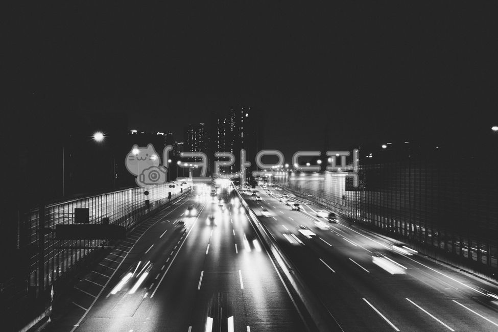 흑백사진,모노크롬,도시야경,고속도로,도로,야경,교통,차량궤적,라이트트레일,장노출,빛줄기,어둠,밤풍경,무채색,가로등,바쁜도시,도시생활,속도감,역동적인,자동차,운전,밤의거리,방음벽,도시,고가도로,육교,밤,밤하늘,빛번짐,궤적,도시경관,현대적인,흑백,그림자,차선,분주함,고독,질주,공업,인프라