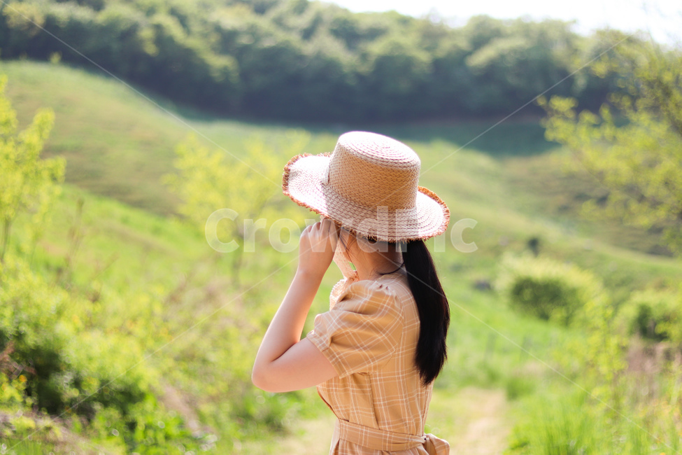봄,자연,옆모습,소녀,햇살,왕골모자,산,들,파릇파릇,사람,인물,인간,human,person,여성,여자,woman,female,lady,여행,휴가,traveling,vacation,trip