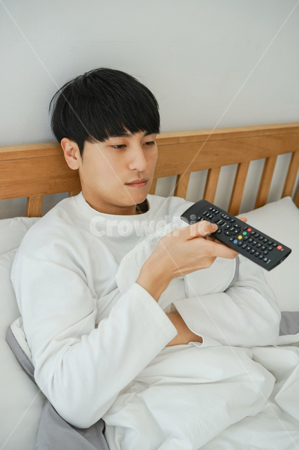 남자,남성,집,침대,침실,티비,시청,텔레비젼,tv,리모컨,실내,휴식,주말,집돌이,집콕,방구석,따분한,지루한,심심한,사람,인물,인간,human,person,남성,남자,man,male