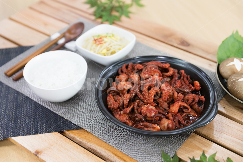 주꾸미,요리,다이어트,매운음식,식기류,건강식,조리법,그릇,테이블,식사,맛있다,먹다,별미,낙지,문어,맵다,짜다,준비,숟가락,식탁,붉다,해산물,바다요리,재료,배고프다,무침,볶음,식당,볶다,젓가락,매콤하다,양념,밥도둑,쌀,밥,야채,음식,식재료,요리,food,cook,meal,dishes,food reserves,한식,한국음식,한국요리,korean food,korean dishes,korean meal,korean cook