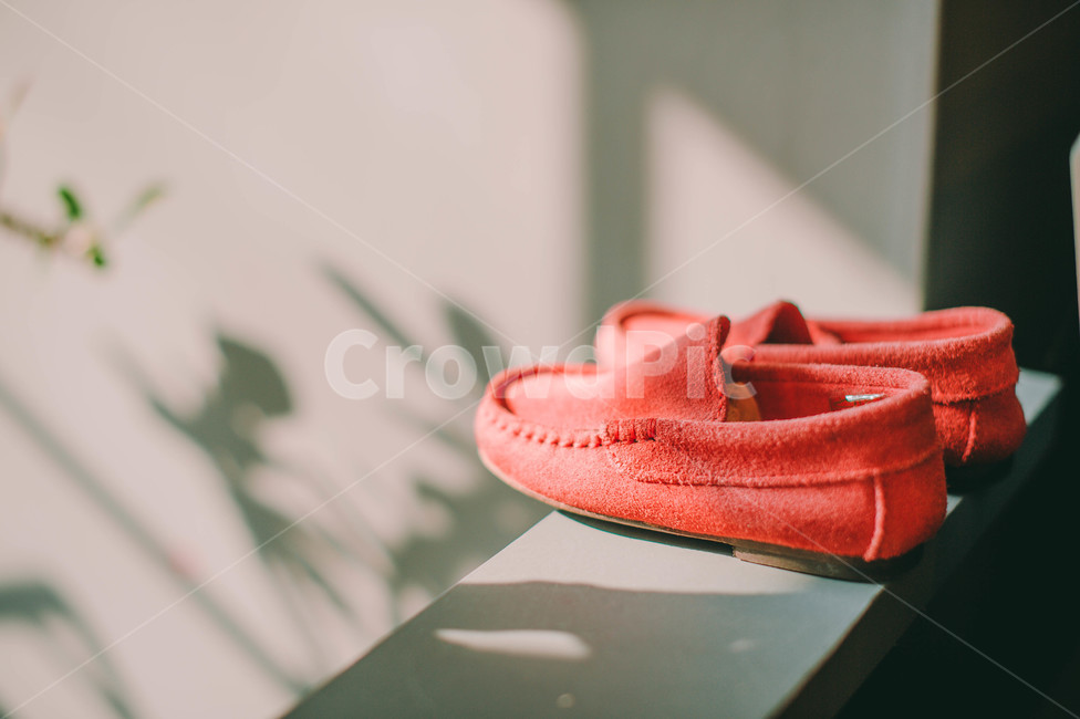 따뜻한,따스한,빨간신발,빨간구두,애기신발,애기,신발,shoe,감성,sensible,feeling,사물,물건,오브젝트,thing,object,matter