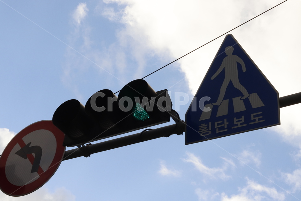 신호등,구름,횡단보도,감성,초록불,greenlight,녹색불,하늘,색감,색채,color,feeling,coloroffeeling,cloud,signallight,trafficlights