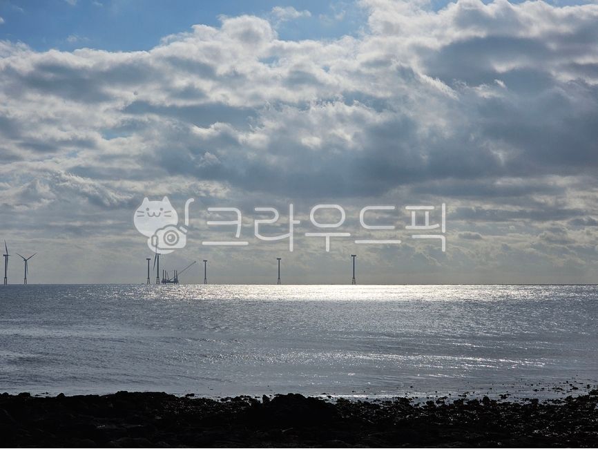 경치,경관,야외,자연,풍경,바다,해안,물,하늘,푸른,풍차,제주도,반짝이는,눈부신,구름,풍력기,풍력발전기