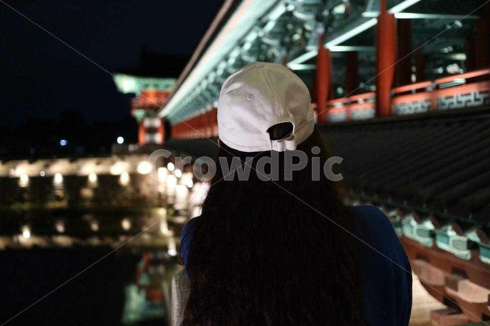 night view,back view,Korean woman,past,night,tileroofed house,herback,history,scenery,korean,Gyeongju,womans back,traditional,Woljeong Bridge,Hanok,nightscape,Korean tradition,woman wearing a hat