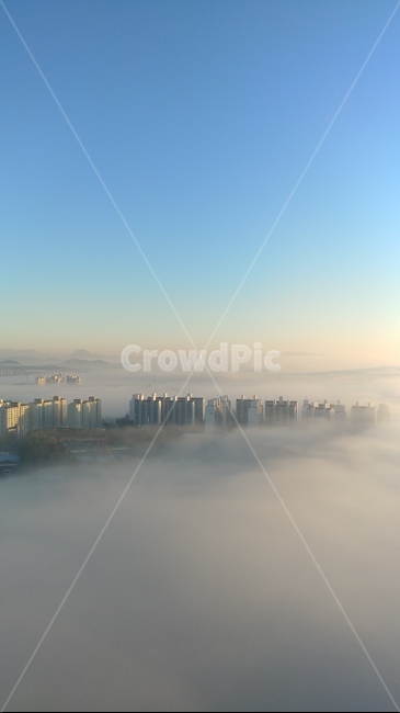 아파트전망,구름,cloud,sky,아침날씨,고층아파트,고층아파트전망,고층아파트아침,날씨,맑은하늘,구름하늘,아파트밑구름