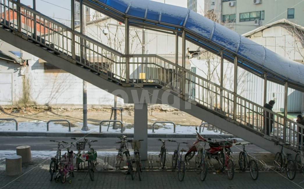 육교,겨울,계단,자전거,길,길거리,겨울,계절,winter,season,도시,풍경,city,landscape,교통,교통수단,traffic,transportation,handrail,난간,banister,bike,bicycle,vehicle,차량