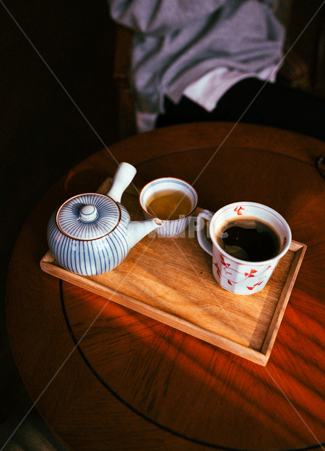 컵,cup,coffeecup,커피잔,카페,나무,테이블,커피,카페,coffee,cafe