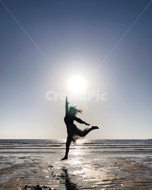 바다,노을,하늘,여자,역광,그림자,구름,sea,shadow,sunset,reverselight,인물,인물실루엣,사람실루엣,character silhouette,human silhouette,leisure activities,레저 활동,dance pose,댄스 포즈,outdoors,옥외