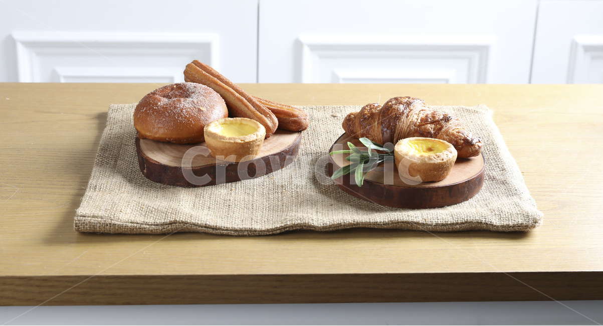 식사,음식,빵,브레드,주방,쿠킹,meal,bread,아침,런치,베이커리,부엌,식탁,food,밀가루음식,테이블웨어,나무,원목,wood,손,남자,hand,morning,음식,식재료,요리,food,cook,meal,dishes,food reserves,빵,bread,연출,컨셉,콘셉,direction,concept