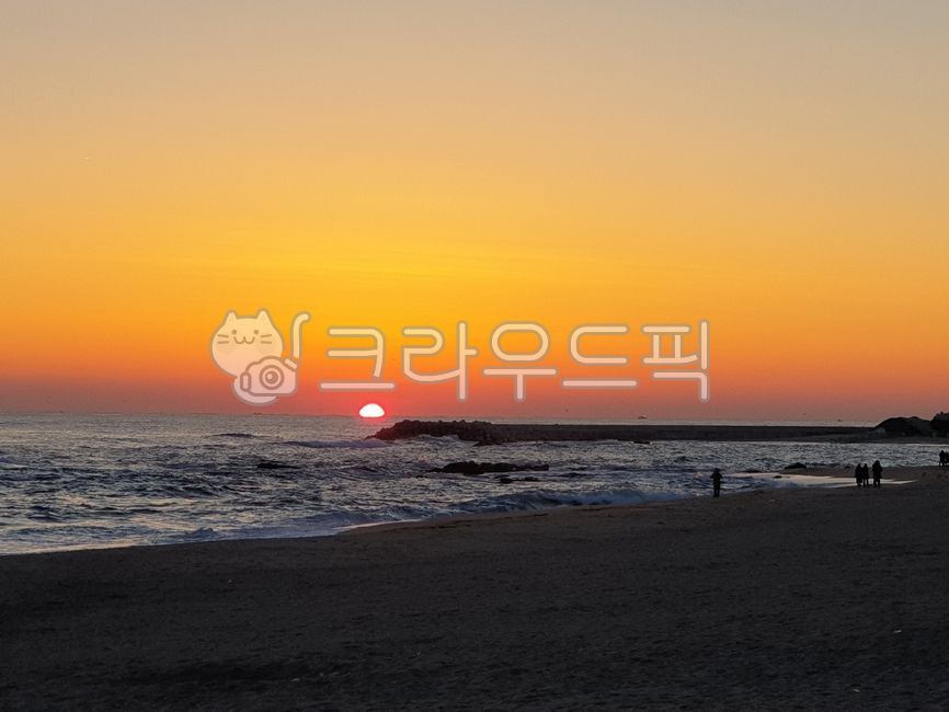 red sky,ocean,background,sight,Sunrise