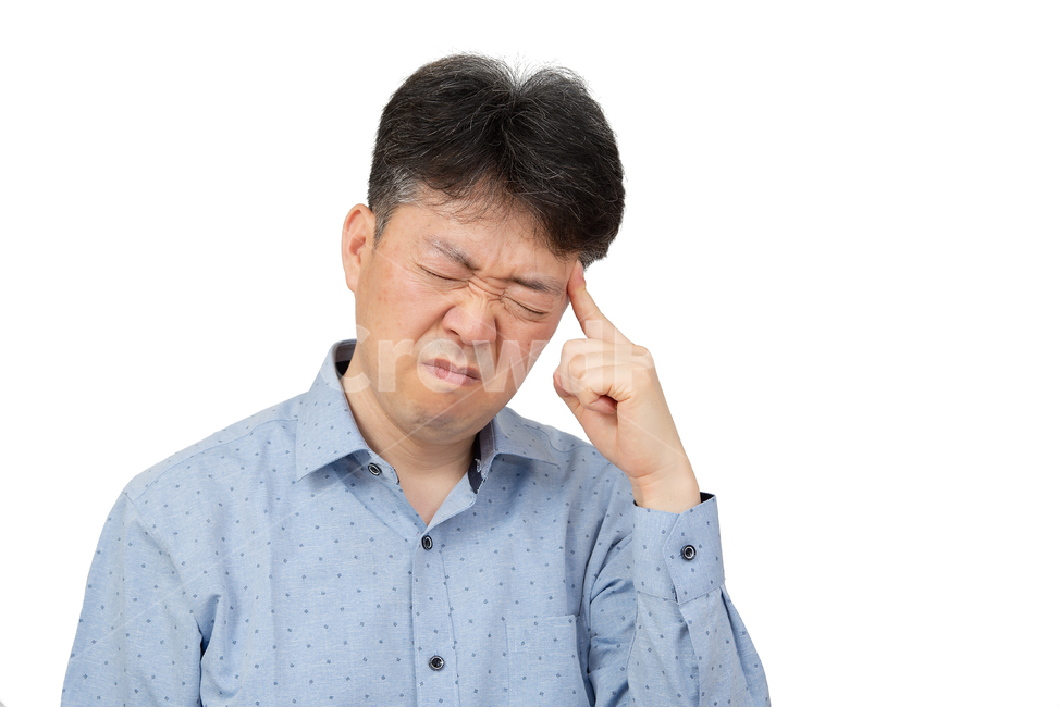 두통,남자,남성,1인,상반신,흰색배경,누끼,하얀색배경,성인남자,아빠,한국인,일본인,중국인,아시아인,중년,40대,50대,하얀배경,중장년,건강,건강관리,의료,보건,질병,알레르기,알러지,고민,감기,편두통,아픈,표정,컨디션,인물,고통,아품,통증,몸살,병,스트레스,지친,피로,피곤한,실패,부정적,사람,인물,인간,human,person,얼굴표정,facial expression,face,남성,남자,man,male,감정표현,기분,feeling,emotion,의료,의학,병원,medical,hospital,clinic,누끼,remove background