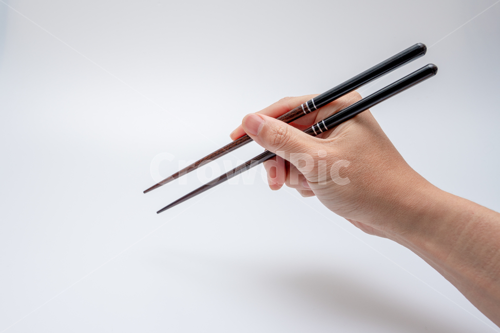 수저,나무젓가락,숟가락,젓가락,나무,목재,원목,도구,주방기구,나뭇결,한국적인,환경,친화적,생활,식기,식사,문화,오브젝트,손,스테인리스,음식,human,인간,person,사람,신체일부,몸,body,연출,컨셉,콘셉,direction,concept