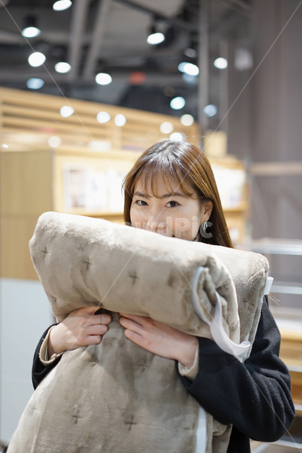 쇼핑,매장,shopping,백화점,아울렛,여자,여성,이불,담요,사람,인물,인간,human,person,여성,여자,woman,female,lady,쇼핑,shopping