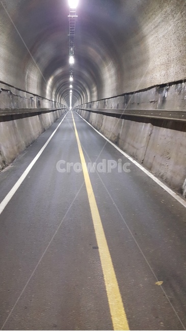 터널,길,도로,road,자전거길,사람터널