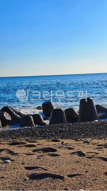바다,겨울바다,백사장,해변가,수평선,발자욱,모래사장,beach,nature,sea,sky,horizon,rock