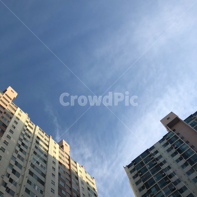 하늘,아파트,달,구름,cloud,sky,도시,풍경,city,landscape,office building,사무실 건물,building,건물,urban,어반,town,시티,high rise,고층 건물