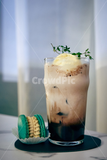 허브,herbs,아이스크림,아이스초코,초코,카페,cafe,음료,beverage,유리컵,초록색,green,마카롱,디저트,dessert,latte,우유,drink,milk,마실것,음료수,drink,beverage
