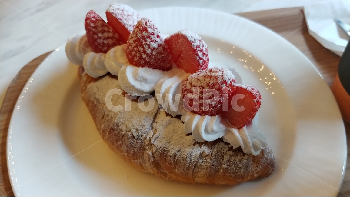 크루아상,베이커리,빵,생크림,생딸기,딸기,접시,플레이팅,bakery,croissant,음식,식재료,요리,food,cook,meal,dishes,food reserves,빵,bread,디저트,간식,후식,dessert,snack