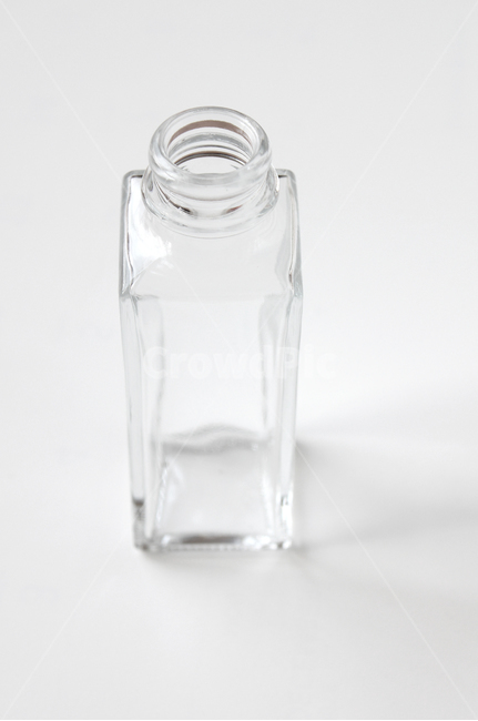 유리,유리병,흰배경,빈,비어있는,텅빈,빈병,재활용,사각형,병,glass,bottle,empty,깨끗한,clean,open,열린,열어놓은,오픈,stand,사물,물건,오브젝트,thing,object,matter