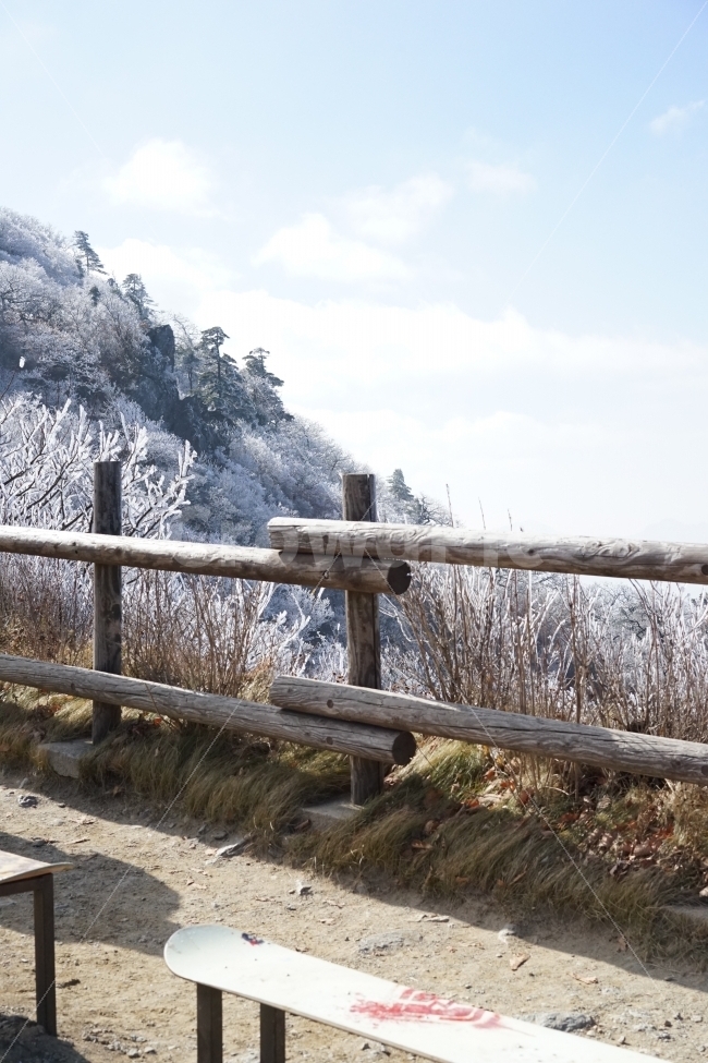 설산,상고대,산,등산,mountain,자연풍경,산맥,겨울,계절,winter,season,자연,풍경,nature,landscape,한국자연풍경,한국자연경관,korea nature landscape,handrail,난간,banister