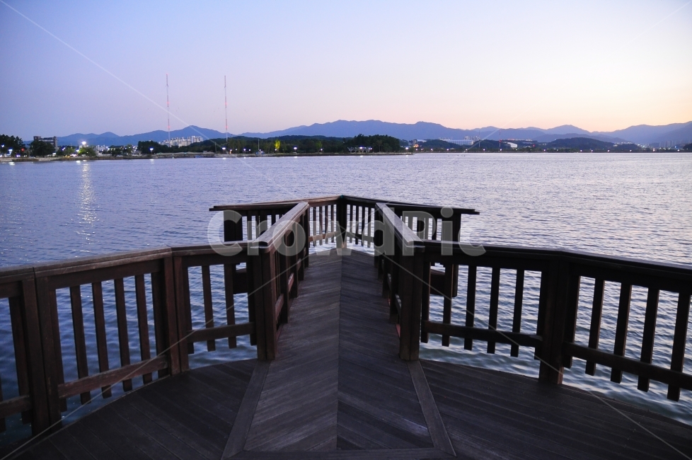 강릉,경포호수,호수,해질녘,가을,하늘,여행,바다,물,풍경,lake,sunset,autumn,sky,water,자연,풍경,nature,landscape,한국자연풍경,한국자연경관,korea nature landscape,railing,난간,boardwalk,산책로,bridge,다리,building,건물,waterfront,워터 프론트,handrail,banister
