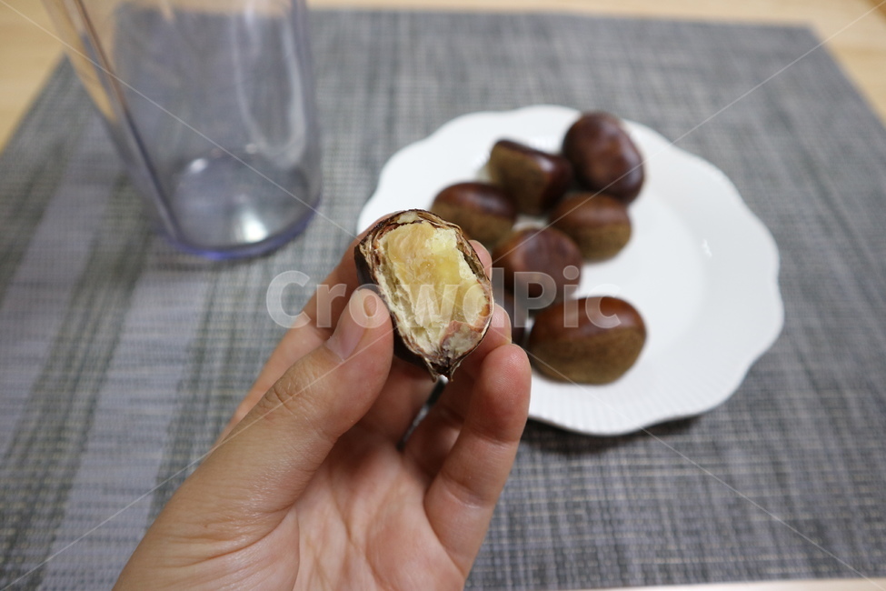 밤,먹는밤,가을,가을음식,밤라떼,음식,요리,건강식,별미,제철음식,간식,디저트,식재료,건강,밤껍질,알밤,군밤,딱밤,밤송이,fall,fallfood,food,healthydiet,snack,dessert,chestnutbur,가을과일,가을열매,제철열매,찐밤