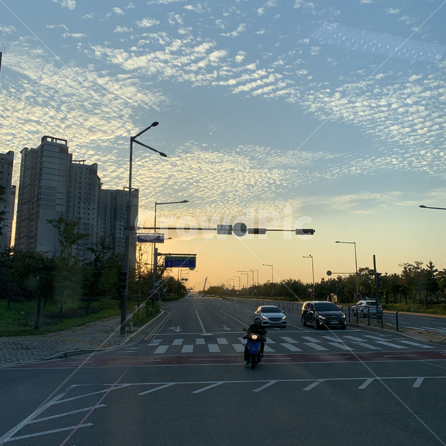 road,도로,intersection,교차로,freeway,고속도로,asphalt,아스팔트,tarmac,타맥,trafficlight,signallight,신호등,하늘,예쁜하늘,하늘색,차,오토바이