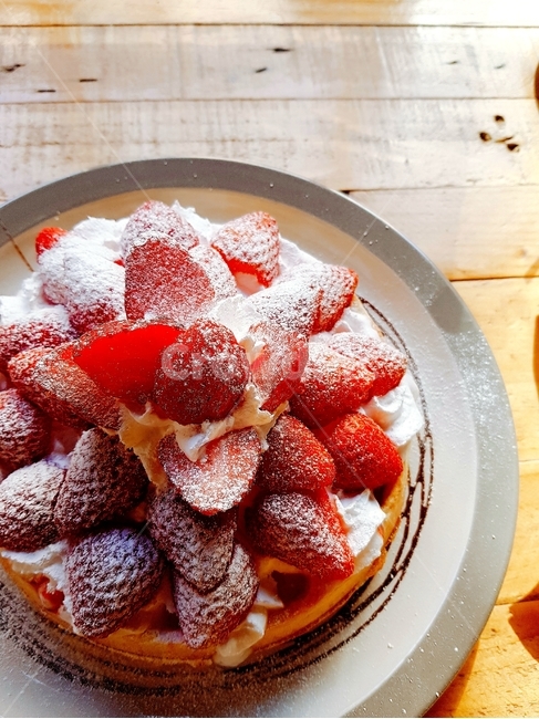 fruit,과일,딸기,food,음식,카페,디저트,디저트카페,와플,딸기와플,계절과일,waffle,strawberry,맛집,접시,디쉬,플레이팅