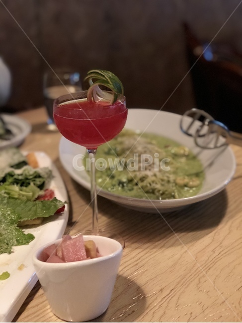 술,칵테일,석류주스,파스타,양식,스파게티,샐러드,시저샐러드,바질,바질파스타