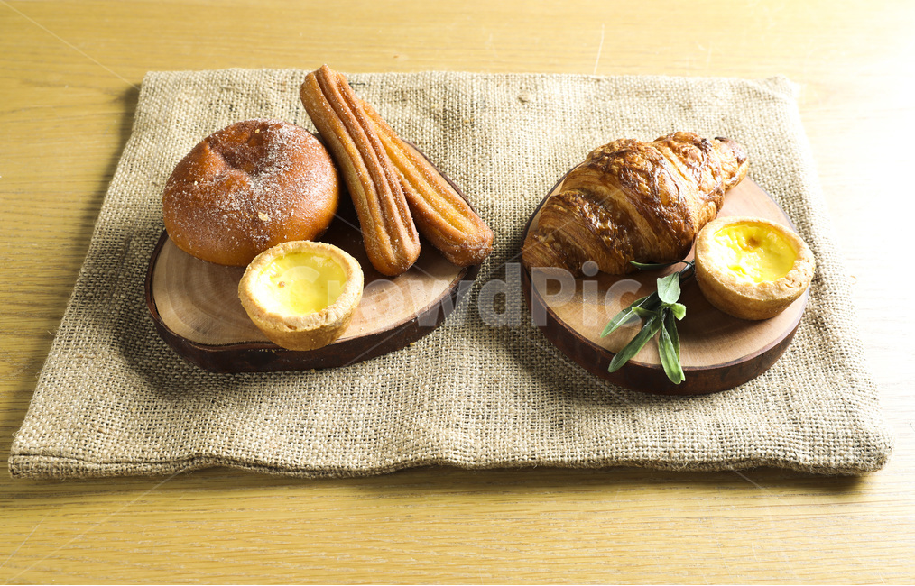 식사,음식,빵,브레드,주방,쿠킹,meal,bread,아침,런치,베이커리,부엌,식탁,food,밀가루음식,테이블웨어,나무,원목,wood,손,남자,hand,morning,음식,식재료,요리,food,cook,meal,dishes,food reserves,빵,bread,연출,컨셉,콘셉,direction,concept
