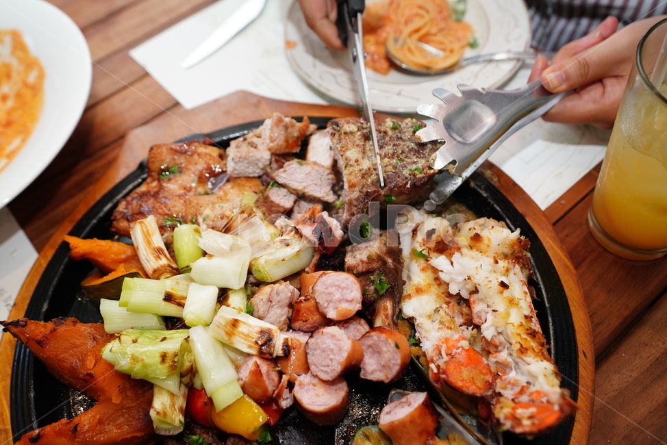 음식,먹방,스테이크,육류,파,고기,외식,식사,안주,소세지,steak,대파,먹거리,푸드,음식,식재료,요리,food,cook,meal,dishes,food reserves,육류,고기,meat,양식,서양음식,서양요리,western food,western dishes,western meal,western cook