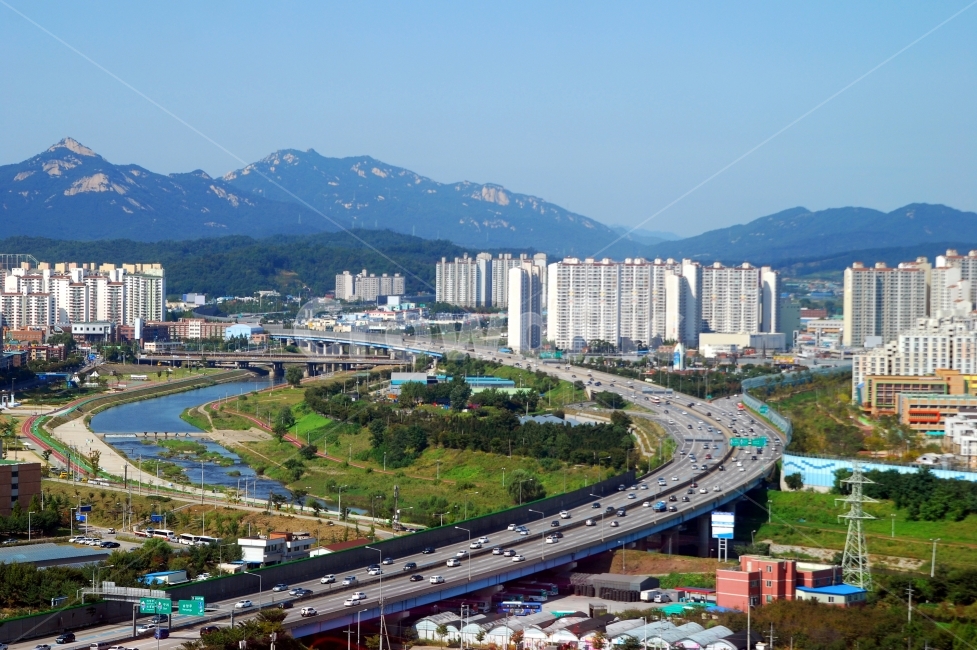 고속도로,도로,교통,자동차,차량,도시,빌딩,아파트,풍경,산,남양주시,한국,하이앵글,순환로,순환도로,도시,풍경,city,landscape,한국도시풍경,한국도시경관,korea cityscape,교통,교통수단,traffic,transportation,road,freeway,고속 도로