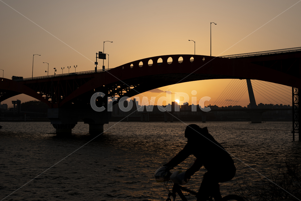 한강,한강공원,성산대교,풍경,노을,일몰,bike,bicycle,자전거,교통,sunset,transportation,human,인간,person,사람