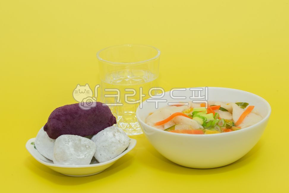 음식,식사,건강식품,한국전통식품,전통음식,물,컵,떡,찹쌀떡,food,koreafood,노란색,명절음식,수제비