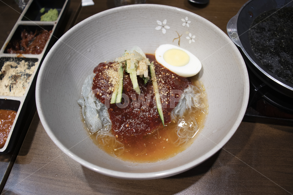 meal,식사,dish,요리,food,음식,고기집,식당,음식점,한식,비빔냉면,계란,달걀,양념장,매운양념,메밀면,냉면,비냉,누들,면요리,면,음식,식재료,요리,food,cook,meal,dishes,food reserves