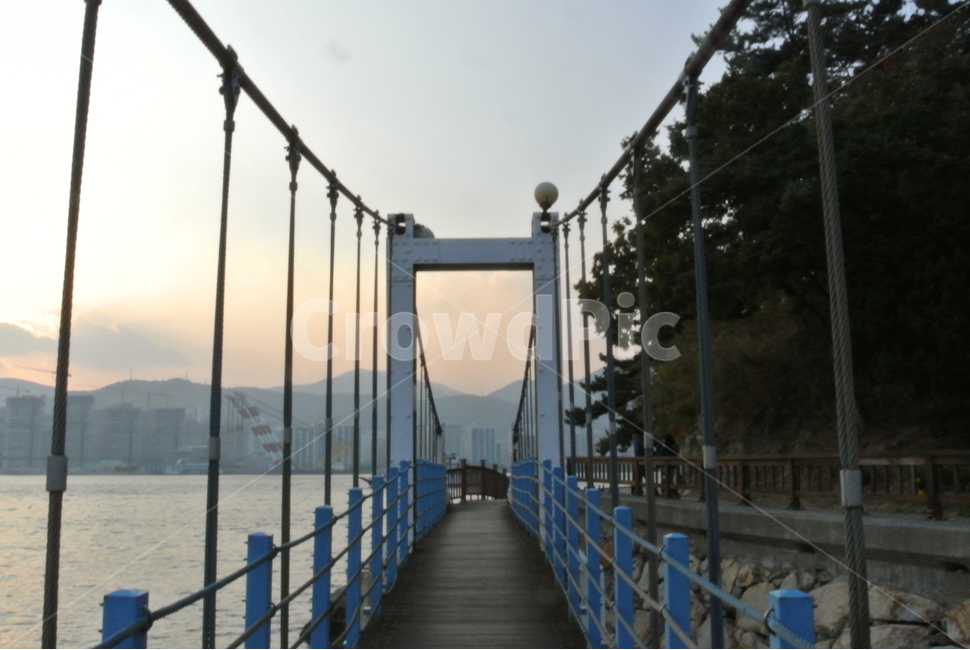 building,건물,bridge,다리,바다,하늘,노을