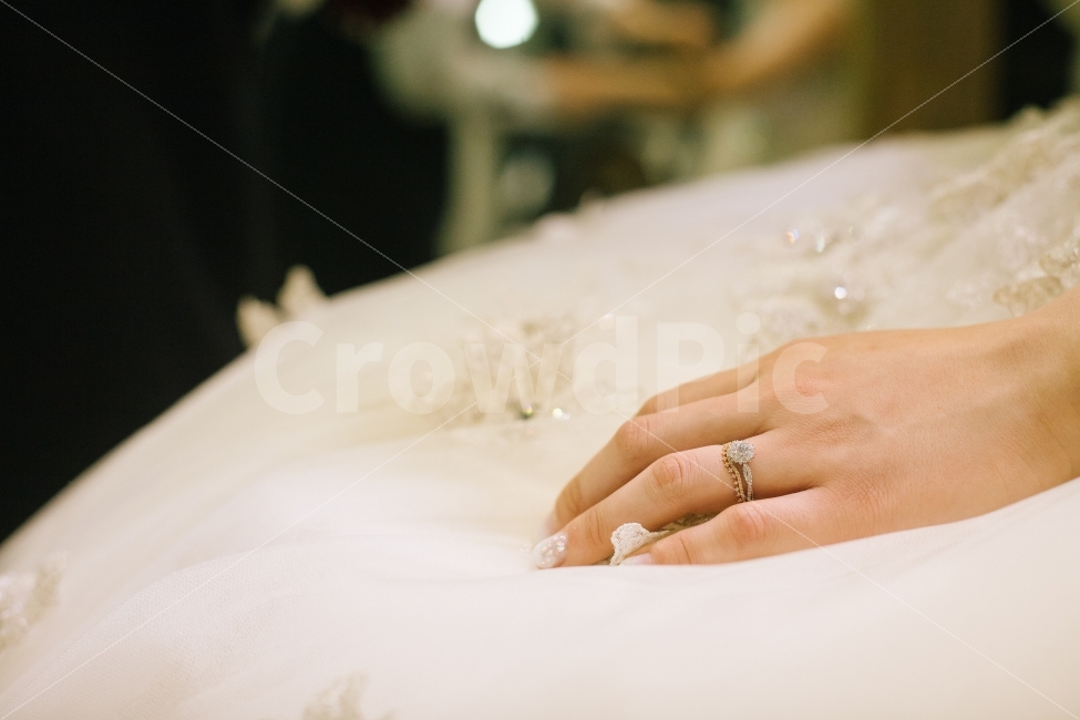 dress,wedding ring,marriage preparation,ring,marry,diamond ring,Diamond,Nail,marriage,person,wedding,wedding nails,hand