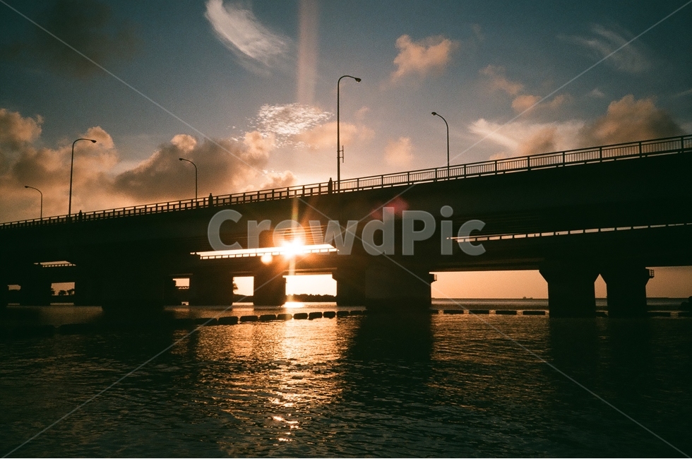 바다,일몰,sunset,노을,다리,가로등,하늘,오후,beach,구름,bridge,필름사진,감성,sensible,feeling,건축물,건물외관,exterior,building,structure,architecture,construction
