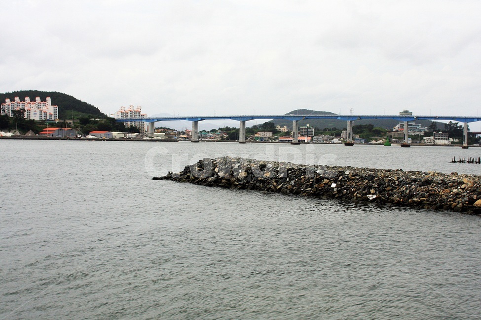 sky,boating area,dockside,wharf,bridge,clouds,Sea,Geoje Bridge