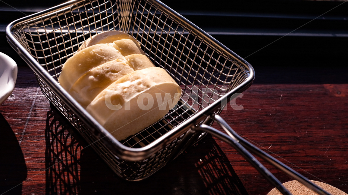 빵,감바스,창가,테이블,햇빛,bread,음식,식재료,요리,food,cook,meal,dishes,food reserves,빵,bread,감성,sensible,feeling