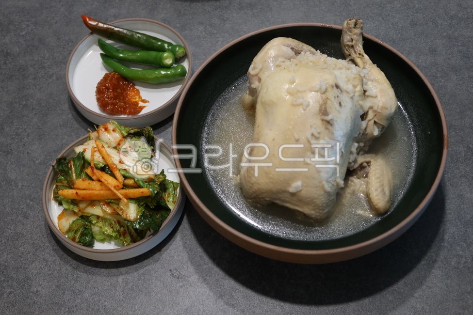 봄동,무침,사과,고춧가루,계절음식,그릇,힁색,초록속,주황색,백숙,닭요리,보양식,삼계탕,한상차림,고추,된장
