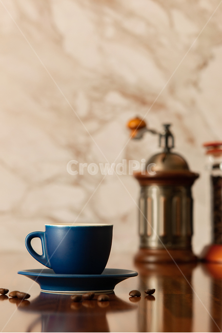 커피,coffee,음료,drink,컵,cup,식기,plate,커피콩,원두,커피원두,coffeebean,coffeebeans,남색,카페,cafe,커피,카페,coffee,cafe
