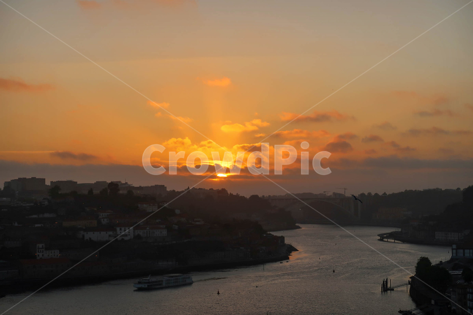 nature,자연,outdoors,옥외,dusk,황혼,sunset,일몰,dawn,새벽,redsky,붉은하늘,sky,하늘,bird,새,europe,porto,portugal,유럽,포르투,포르투갈,노을,풍경