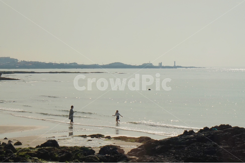제주도,바다,하늘,어른,아이,풍경,blue,sea,shiny,sky,sun,행복,아름다운,사랑스러운,자연,풍경,nature,landscape,해변,바다,beach,sea,사람,인물,인간,human,person,가족,패밀리,family,여행,휴가,traveling,vacation,trip,water,물,ocean,대양,outdoors,옥외,promontory,곶