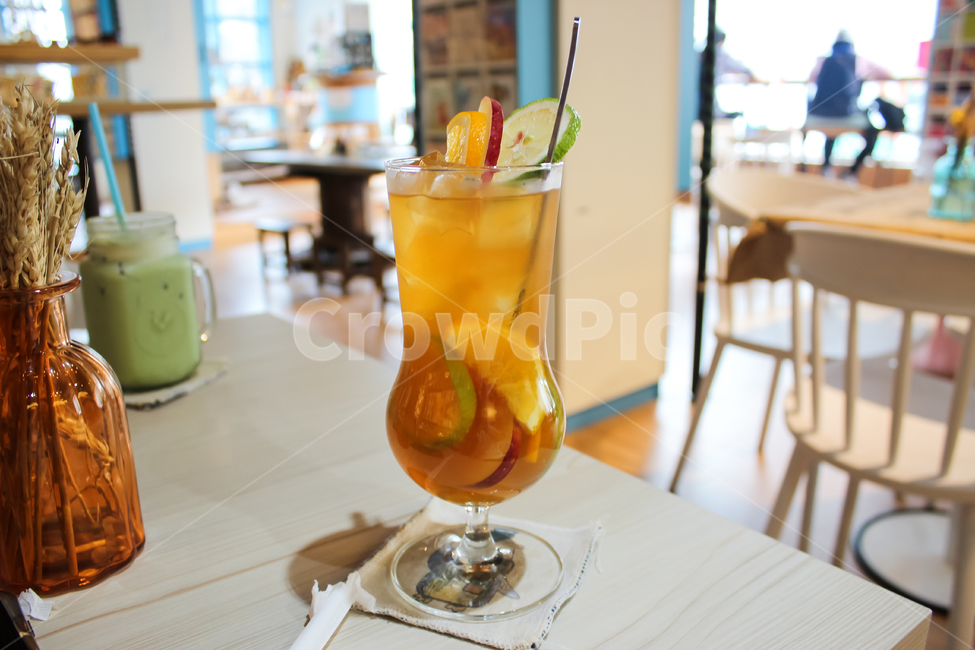 음료,beverage,카페,과일,마실것,칵테일,사과,라임,오렌지,얼음,시원함,갈증,컵,유리컵,하얀,초록,노랑,asianfood,background,brown,cafe,cocktail,cold,cook,cool,cup,delicious,dessert,dish,drink,enjoy,food,fresh,freshness,fruit,full,glass,green,happy,healthy,hungry,thirsty,ice,iced,joy,juice,liquid,plate,refreshment,restaurant,satisfaction,satisfied,stick,sugar,sweet,달달한,summer,table,테이블,tasty,water,white,wooden,yellow,음료수,drink,beverage