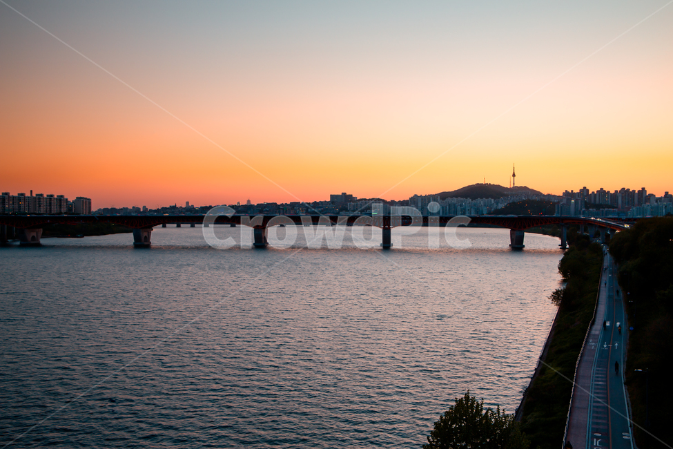 water,물,waterfront,워터프론트,dock,독,pier,교각,건물,풍경,도시,야경,서울,한강,저녁,놀,저녁노을,저녁놀,강변,도심,자전거도로,자전거전용도로,도로,길,한강대교,대교,다리,교량,교통,남산타워,산,불빛,강물,강,강가,강변도로,아파트,빌딩,강변북로,가로등,시설물,건축,한강변,타운,야간,밤,배경,백그라운드,석양,일몰,해넘이,노을,한국도시풍경,한국도시경관,korea cityscape